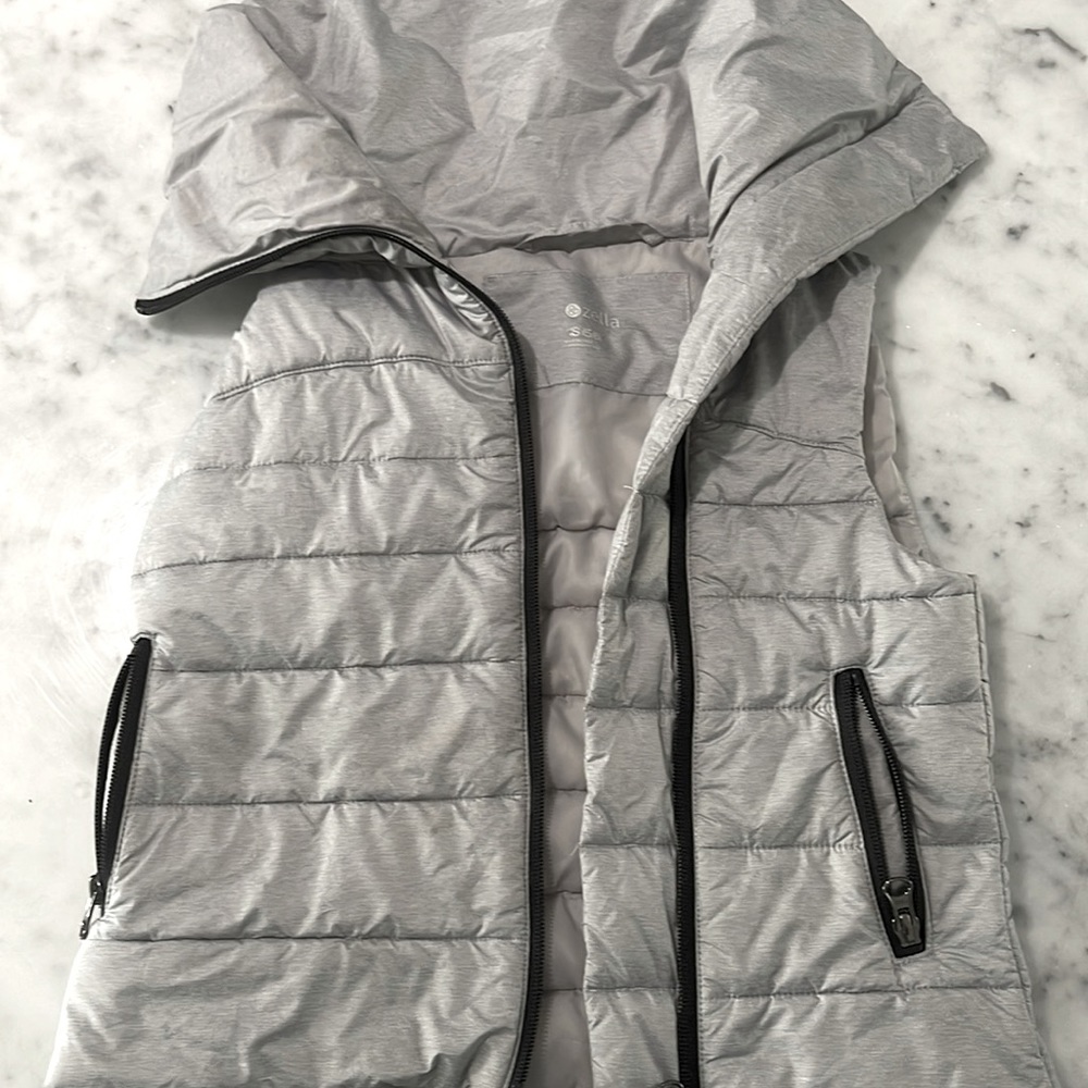Zella girls puffer vest size 5/6 silver grey